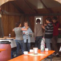 Kuchenbuffet wird vorbereitet